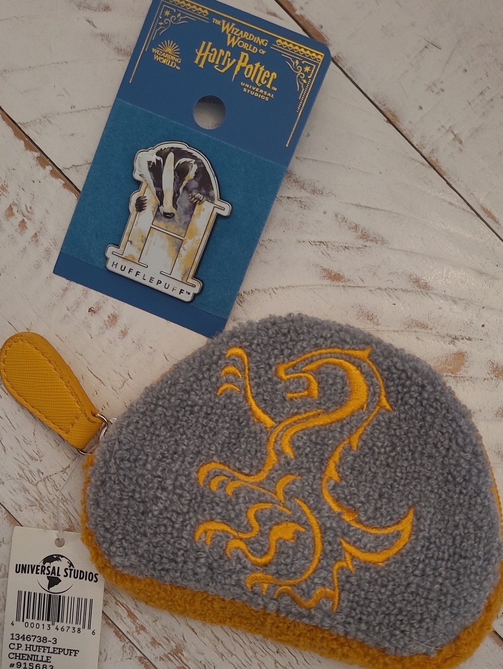 NWT Universal Studios HUFFLEPUFF BUNDLE- Mini Pouch And Pin